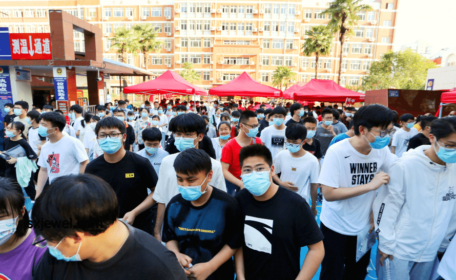 曾高考16次的唐尚珺考场外加油现象解析