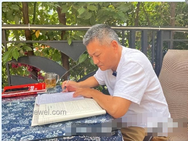 曾高考16次的唐尚珺考场外加油现象解析