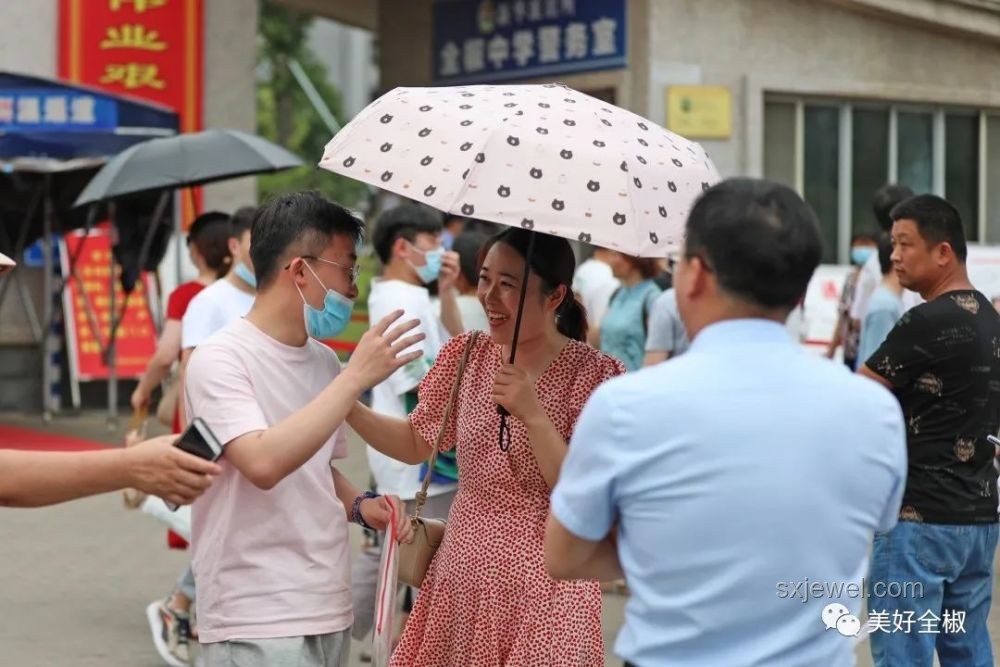 曾高考16次的唐尚珺考场外加油现象解析